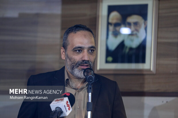 محمدمهدی رحمتی مدیر عامل جدید گروه رسانه ای مهر در حال سخنرانی در مراسم تکریم و معارفه مدیرعامل خبرگزاری مهر است