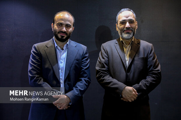 محمدمهدی رحمتی مدیر عامل جدید و محمد شجاعیان مدیرعامل سابق گروه رسانه ای مهر در مراسم تکریم و معارفه مدیرعامل خبرگزاری عکس یادگاری می‌گیرند