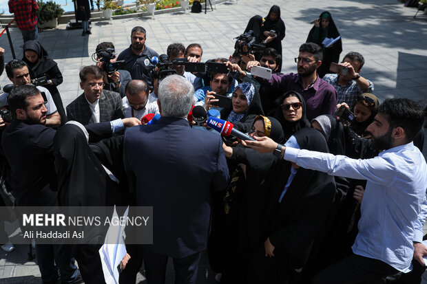 در حاشیه جلسه امروز چهارشنبه ۶ اردیبهشت ۱۴۰۲ هیئت دولت، تعدادی از وزرای دولت سیزدهم در جمع خبرنگاران حاضر شدند.