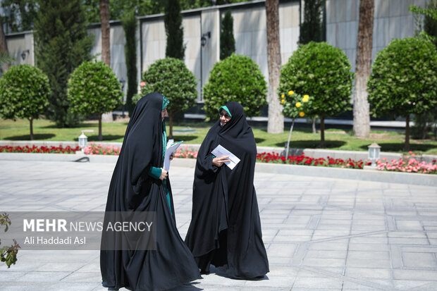 انسیه خزعلی معاون رئیس جمهور در حاشیه هیئت دولت حضور دارد