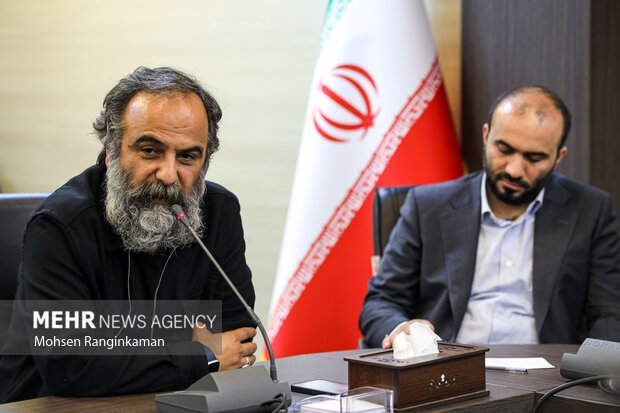  محسن محمدی مدیر کل سابق روابط عمومی گروه رسانه ای مهر در جلسه مدیر عامل جدید با مدیران و دبیران گروه رسانه ای مهر حضور دارد