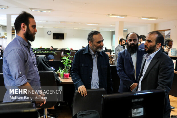 محمد مهدی رحمتی مدیر عامل جدید گروه رسانه ای مهر در حال بازدید از بخش های مختلف تحریریه خبرگزاری مهر و روزنامه تهران تایمز است