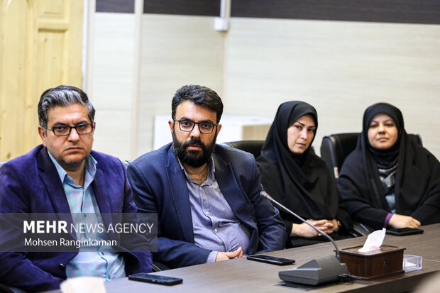 دبیران گروه رسانه ای مهر در جلسه با محمد مهدی رحمتی مدیر عامل جدید خبرگزاری مهر حضور دارند