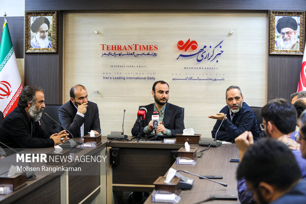 محمد مهدی رحمتی مدیر عامل جدید در حال سخنرانی در جلسه با مدیران و دبیران گروه رسانه ای مهر است