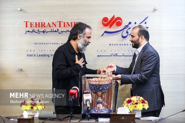 محمد شجاعیان مدیر عامل سابق گروه رسانه ای مهر در حال تجلیل از محسن محمدی مدیر کل روابط عمومی گروه رسانه ای مهر است