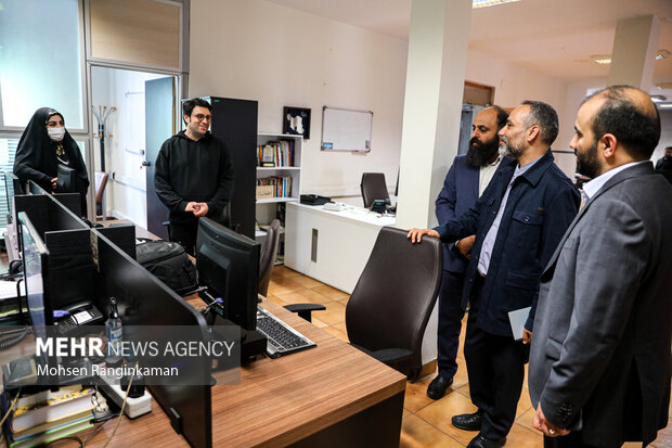 محمد مهدی رحمتی مدیر عامل جدید گروه رسانه ای مهر در حال بازدید از بخش های مختلف تحریریه خبرگزاری مهر و روزنامه تهران تایمز است