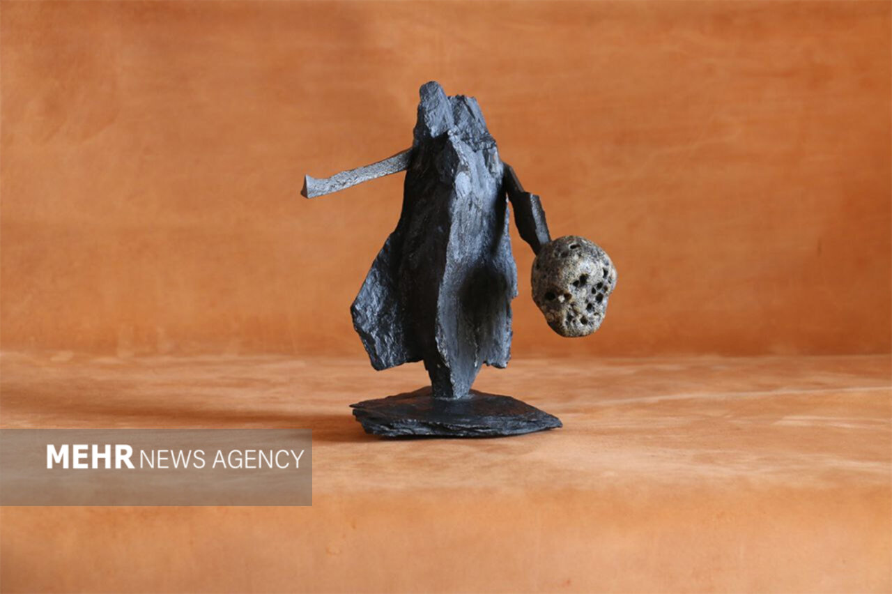 مجسمهای که از یک قتل ناموسی الهام گرفته شد/ بیان احساسات با سنگ