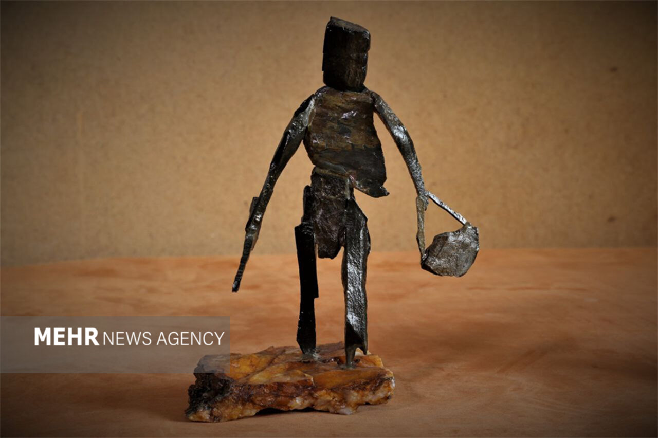 مجسمهای که از یک قتل ناموسی الهام گرفته شد/ بیان احساسات با سنگ