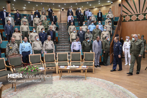  امیر سرتیپ خلبان عزیز نصیرزاده جانشین رئیس ستاد کل نیروهای مسلح در حال ورود به  محل برگزاری دومین همایش ملی جنگ ترکیبی است