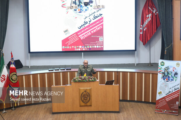  سرتیپ حسین ولی‌وند فرمانده دانشگاه فرماندهی و ستاد ارتش (دافوس) در حال سخنرانی در مراسم دومین همایش ملی جنگ ترکیبی است
