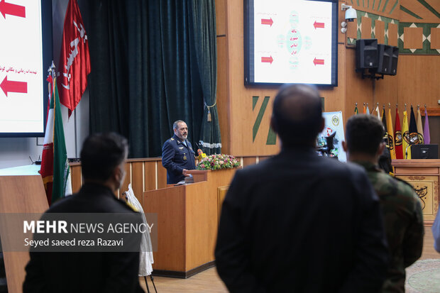   امیر سرتیپ خلبان عزیز نصیرزاده جانشین رئیس ستاد کل نیروهای مسلح در حال سخنرانی در  مراسم دومین همایش ملی جنگ ترکیبی است