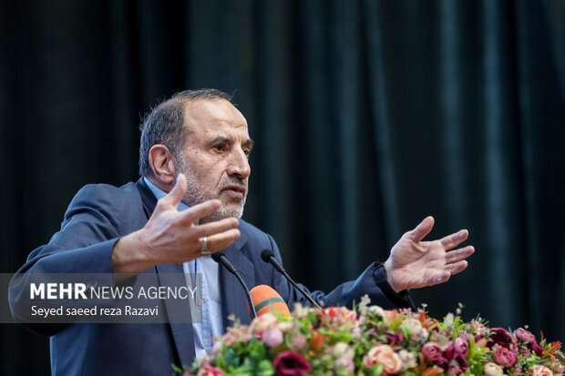  دکتر محمد خوش چهره در حال سخنرانی در مراسم دومین همایش ملی جنگ ترکیبی است