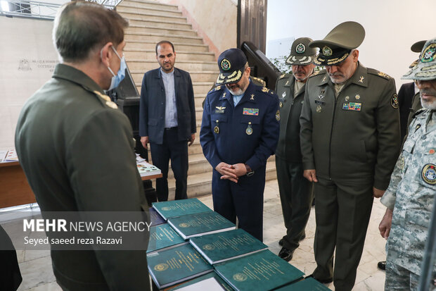  امیر سرتیپ خلبان عزیز نصیرزاده جانشین رئیس ستاد کل نیروهای مسلح در حال بازدید از نمایشگاه دستاورد های جنگ ترکیبی است