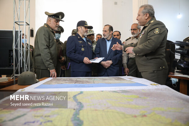  امیر سرتیپ خلبان عزیز نصیرزاده جانشین رئیس ستاد کل نیروهای مسلح در حال بازدید از نمایشگاه دستاورد های جنگ ترکیبی است