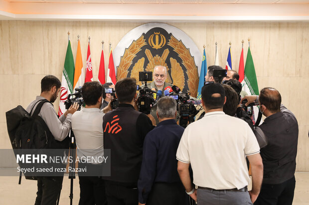 در پایان مراسم  دومین همایش ملی جنگ ترکیبی سرتیپ حسین ولی‌وند فرمانده دانشگاه فرماندهی و ستاد ارتش (دافوس) در حال پاسخگویی به سوالات خبرنگاران است