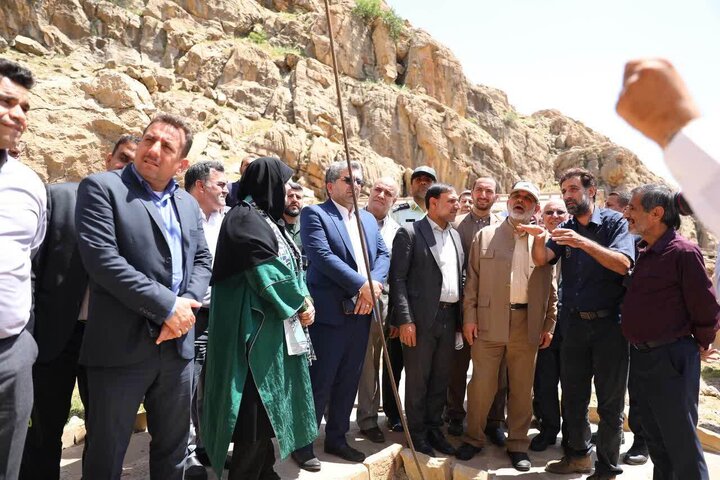 وزیر کشور از محوطه تاریخی «کول فرح» در ایذه بازدید کرد وزیر کشور از محوطه تاریخی «کول فرح» در ایذه بازدید کرد