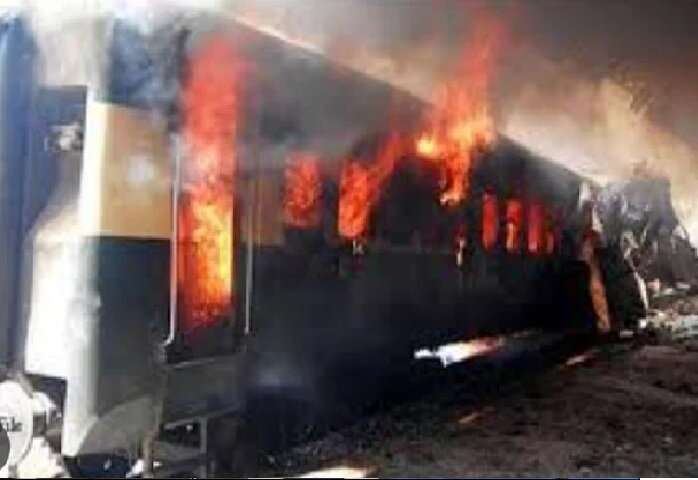 کراچی سے لاہور جانے والی کراچی ایکسپریس کی بوگی میں آگ لگ گئی