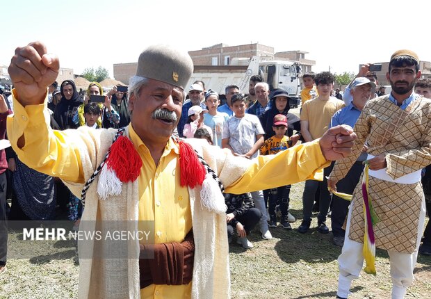 «رقص دستمال» در جشنواره بینالمللی کوچ عشایر مغان «رقص دستمال» در جشنواره بینالمللی کوچ عشایر مغان