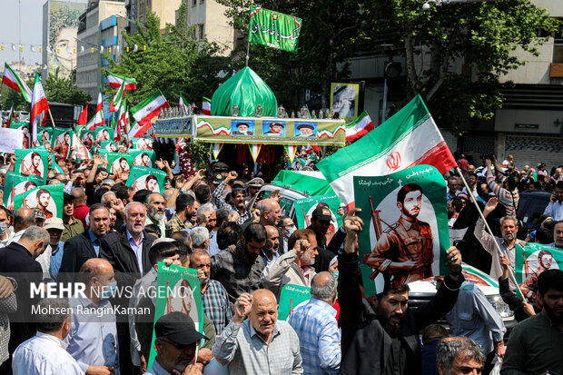 پیکر مطهر شهید آشوری «جانی بت اوشانا» ظهر امروز جمعه ۸ اردیبهشت ۱۴۰۲ پس از اقامه نماز جمعه بر دوش جمع زیادی از مردم پایتخت از محل دانشگاه تهران تشییع شد