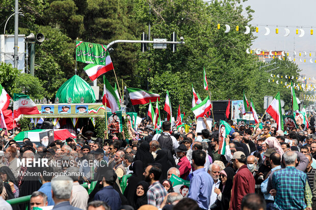 پیکر مطهر شهید آشوری «جانی بت اوشانا» ظهر امروز جمعه ۸ اردیبهشت ۱۴۰۲ پس از اقامه نماز جمعه بر دوش جمع زیادی از مردم پایتخت از محل دانشگاه تهران تشییع شد