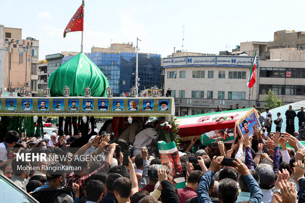 پیکر مطهر شهید آشوری «جانی بت اوشانا» ظهر امروز جمعه ۸ اردیبهشت ۱۴۰۲ پس از اقامه نماز جمعه بر دوش جمع زیادی از مردم پایتخت از محل دانشگاه تهران تشییع شد