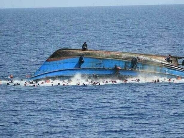 بر اثر واژگونی قایق مسافربری در اندونزی دست کم ۱۱ نفر کشته شدند