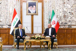 رئيس مجلس الشورى الإسلامي يستقبل الرئيس العراقي في مبنى البرلمان
