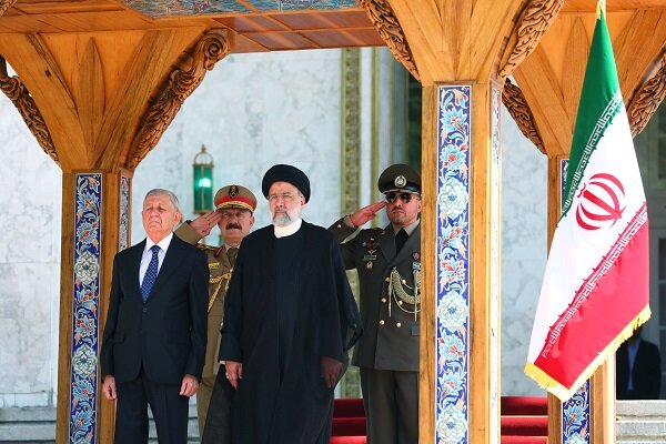 Irak Cumhurbaşkanı Tahran'da resmi törenle karşılandı