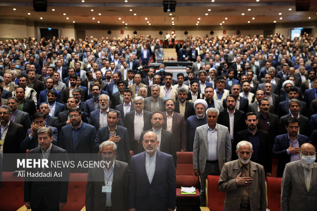 احمد وحیدی وزیر کشور در حال ادای احترام به سرود جمهوری اسلامی ایران در همایش روز ملی شوراها با حضور رئیس جمهور است