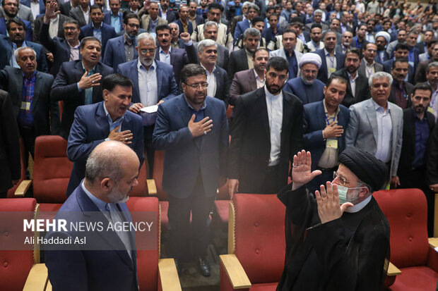 حجت الاسلام سید ابراهیم رئیسی رئیس جمهور و احمد وحیدی وزیر کشور در همایش ملی روز شوراها حضور دارند