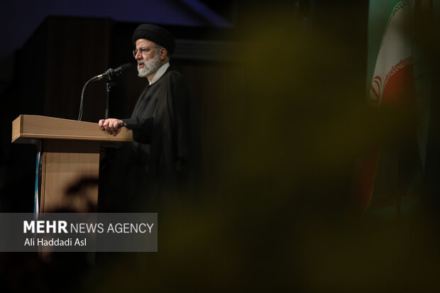 حجت الاسلام سید ابراهیم رئیسی رئیس جمهور در حال سخنرانی درر همایش ملی روز شوراها است