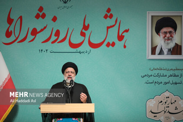 حجت الاسلام سید ابراهیم رئیسی رئیس جمهور در حال سخنرانی درر همایش ملی روز شوراها است