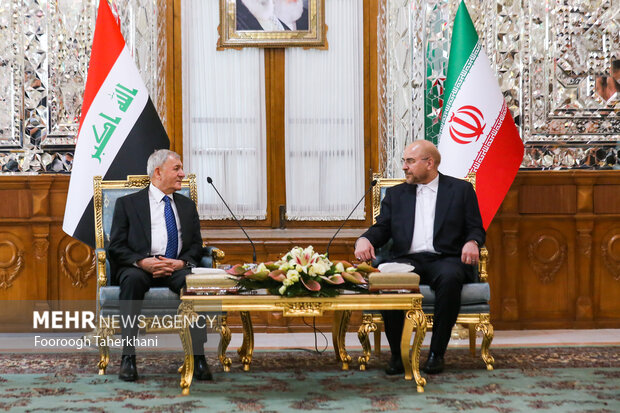 عبدالله لطیف رشید رئیس جمهور عراق در حال گفتگو با محمد باقر قالیباف رئیس مجلس شورای اسلامی ایران  است