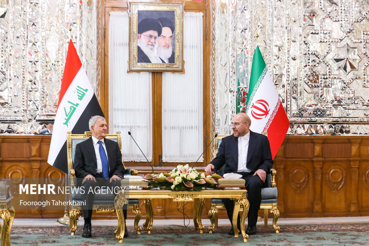 رئيس مجلس الشورى الإسلامي يستقبل الرئيس العراقي في مبنى البرلمان