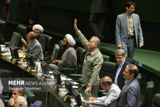 Impeaching session of Iranian Industry Min. in Parliament