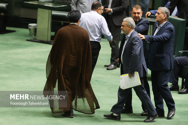 Impeaching session of Iranian Industry Min. in Parliament