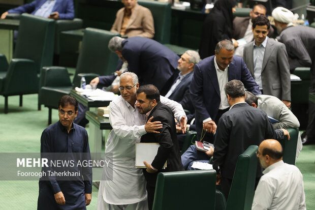 Impeaching session of Iranian Industry Min. in Parliament