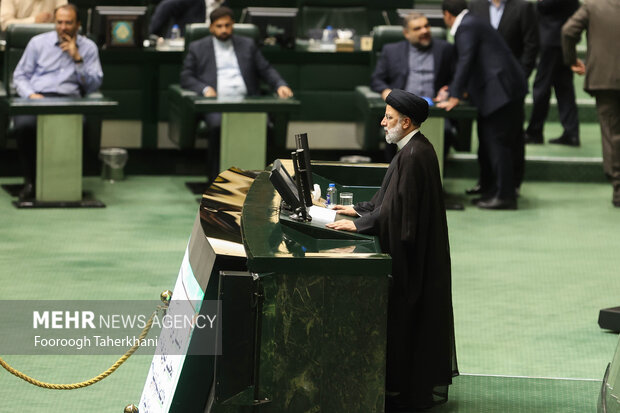 Impeaching session of Iranian Industry Min. in Parliament