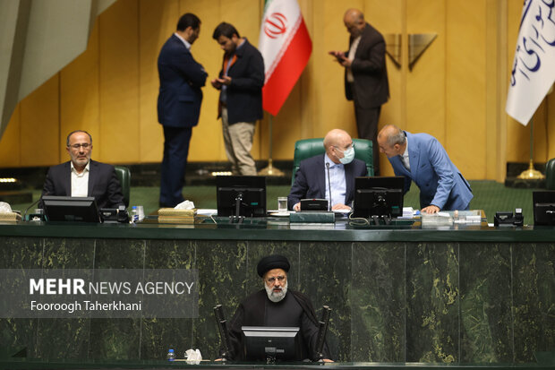 Impeaching session of Iranian Industry Min. in Parliament