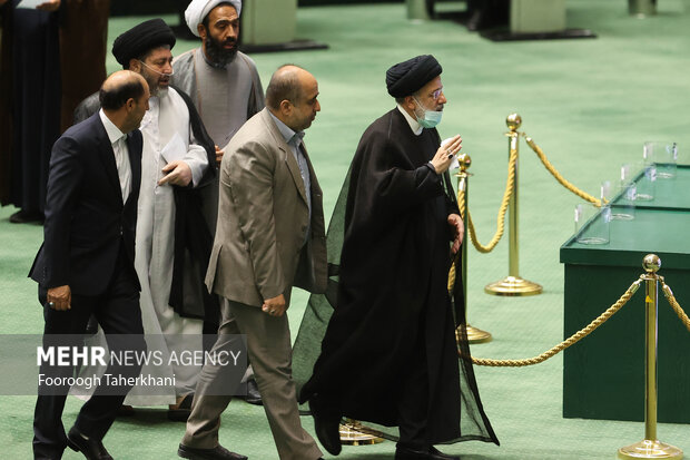 Impeaching session of Iranian Industry Min. in Parliament