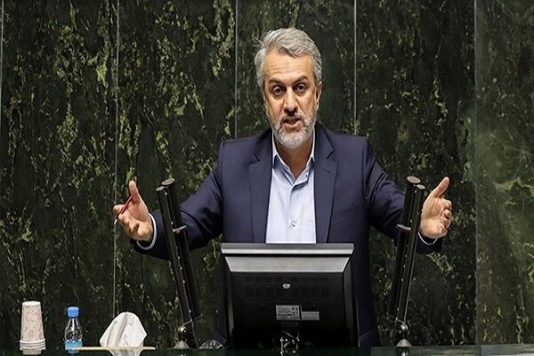 البرلمان الإيراني يسحب الثقة عن وزير الصناعة والتجارة