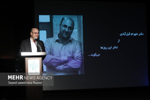  شهرام گیل‌آبادی، نویسنده، کارگردان در حال سخنرانی در مراسم هجدهمین دوره شب کارگردانان تئاتر ایران است