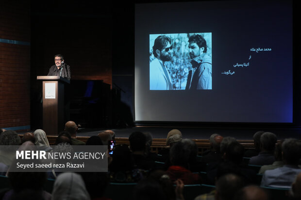  محمد صالح علاء در حال سخنرانی در مراسم هجدهمین دوره شب کارگردانان تئاتر ایران است