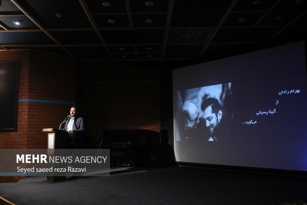  بهرام رادان بازیگر در حال سخنرانی در مراسم هجدهمین دوره شب کارگردانان تئاتر ایران است