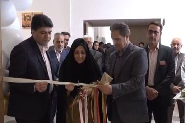 نمایشگاه آثار هنرآموزان هنرستان الزهرا(س) بهاباد افتتاح شد