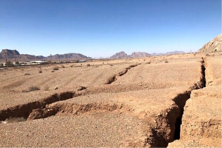 فرونشست زمین در دشت‌های بام ایران/افت ۱۰متری سطح آب های زیرزمینی