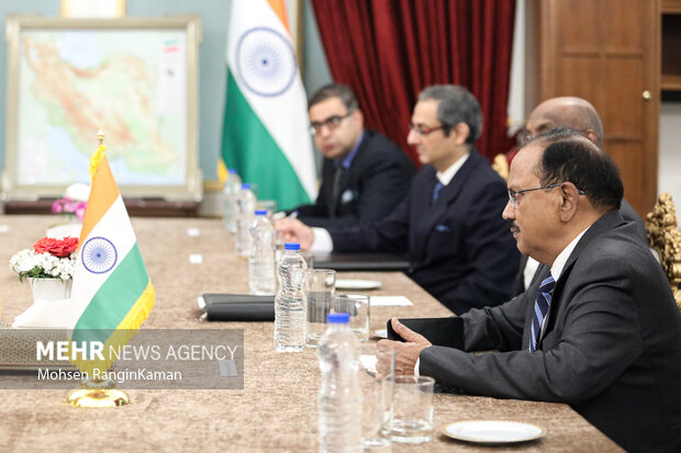 «آجیت دوآل» مشاور امنیت ملی نخست وزیر هند صبح امروز دوشنبه ۱۱ اردیبهشت با دریابان علی شمخانی، دبیر شورای عالی امنیت ملی دیدار و گفت‌وگو کرد.