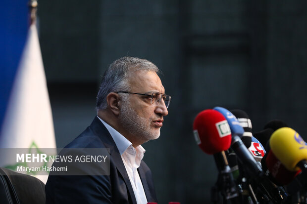 علیرضا زاکانی شهردار تهران در حال پاسخ دادن به سوالات خبرنگاران در نشست خبری است