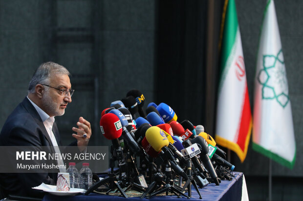 علیرضا زاکانی شهردار تهران در حال پاسخ دادن به سوالات خبرنگاران در نشست خبری است
