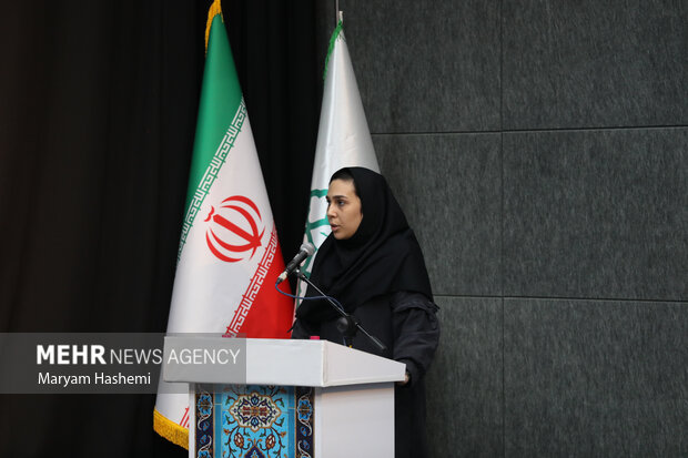 خبرنگار خبرگزاری مهر در حال پرسش سوال از  علیرضا زاکانی شهردار تهران در نشست خبری است